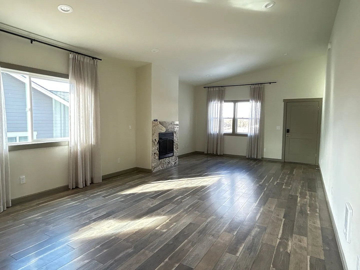 Spacious & Modern Home in Yarrow Community — Photo 3