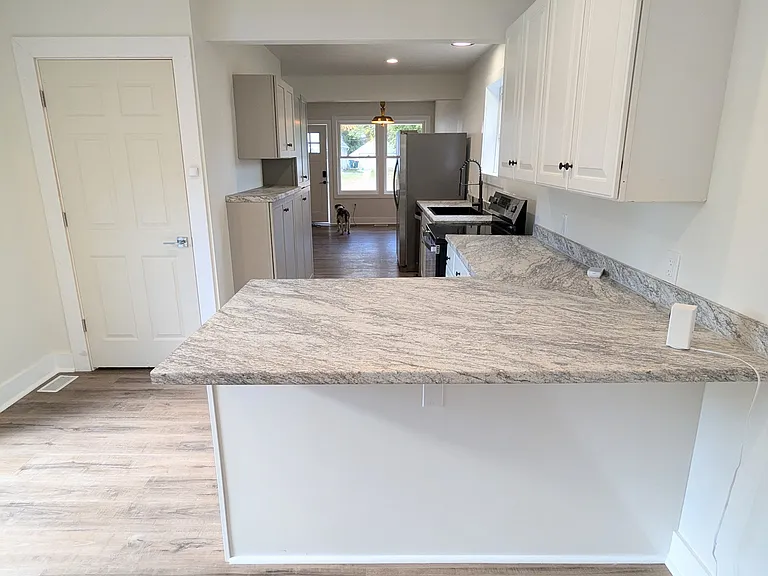 1109 Mills Ave — Photo 5
