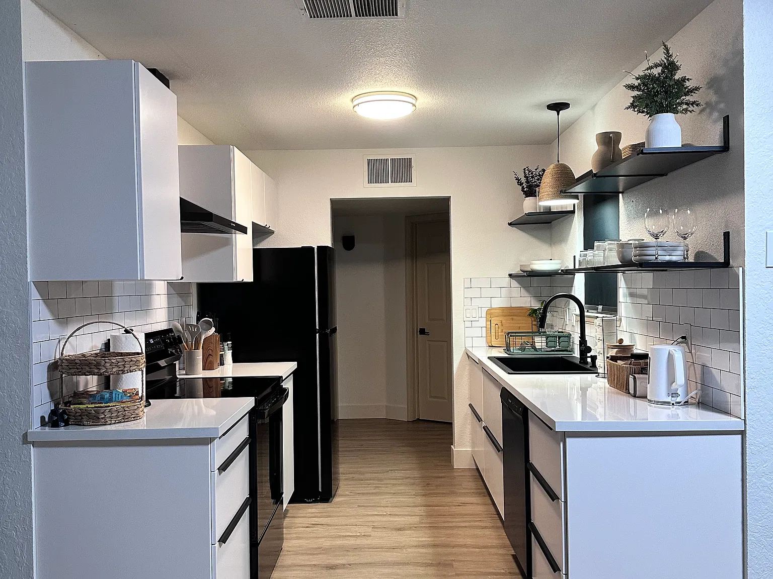 3 bed, 1202 sqft, $6,000 — Photo 2