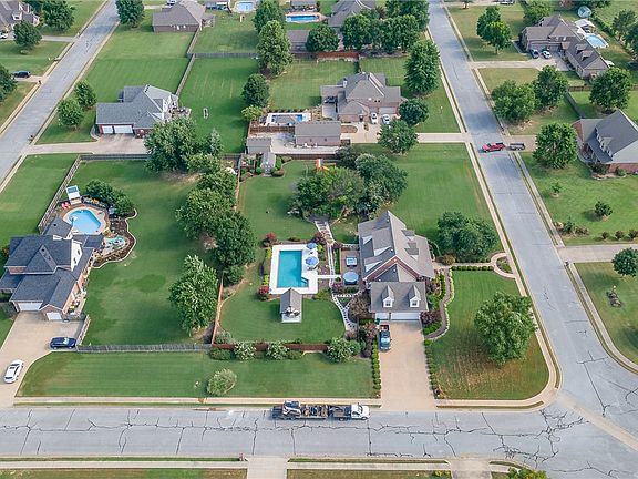 3rd image of 334 Scarlett Blvd