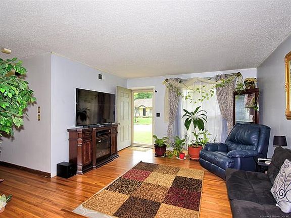 4th image of 211 E Woodrow Pl