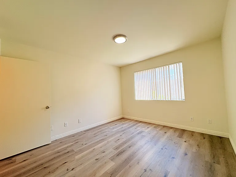 1049 Winchester Ave — Photo 14