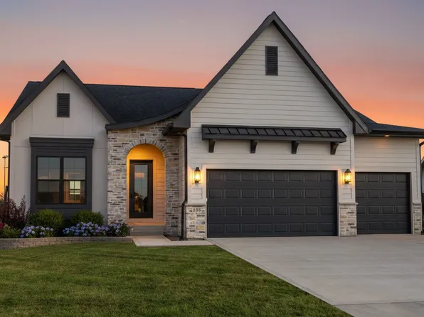 555 NW Mosaic Ave, Waukee, IA 50263