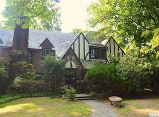 44 Cedar Dr, Great Neck, NY 11021