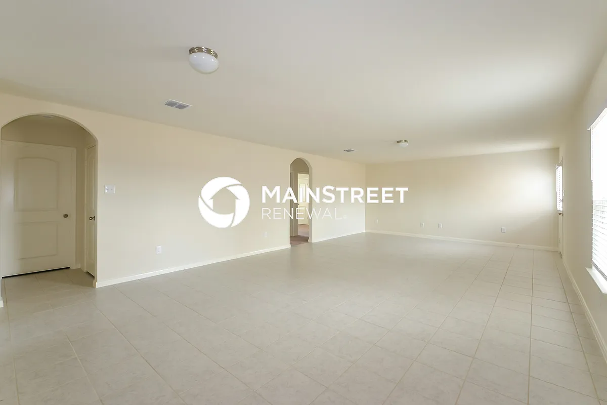 Living Room - 6206 Lakefront St