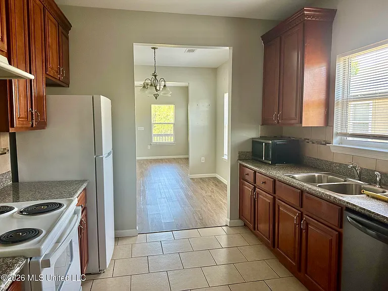 301 Lac Bleu Ave #B — Photo 4
