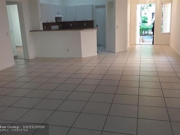4th image of 4288 Greenbriar Ln