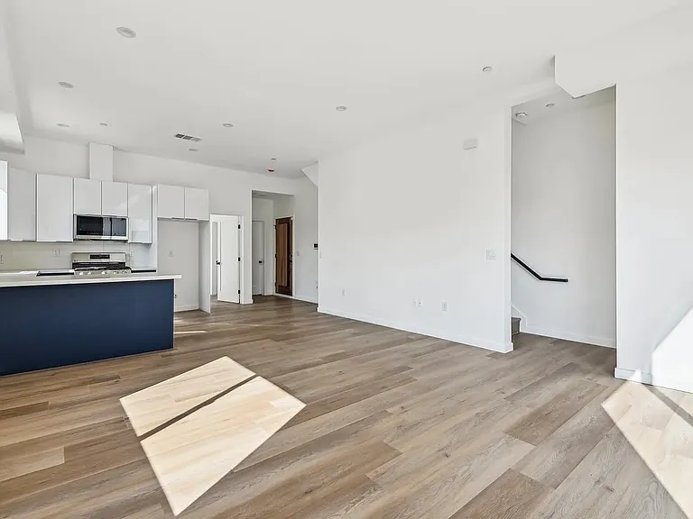2919 S Burnside Ave #1 — Photo 1