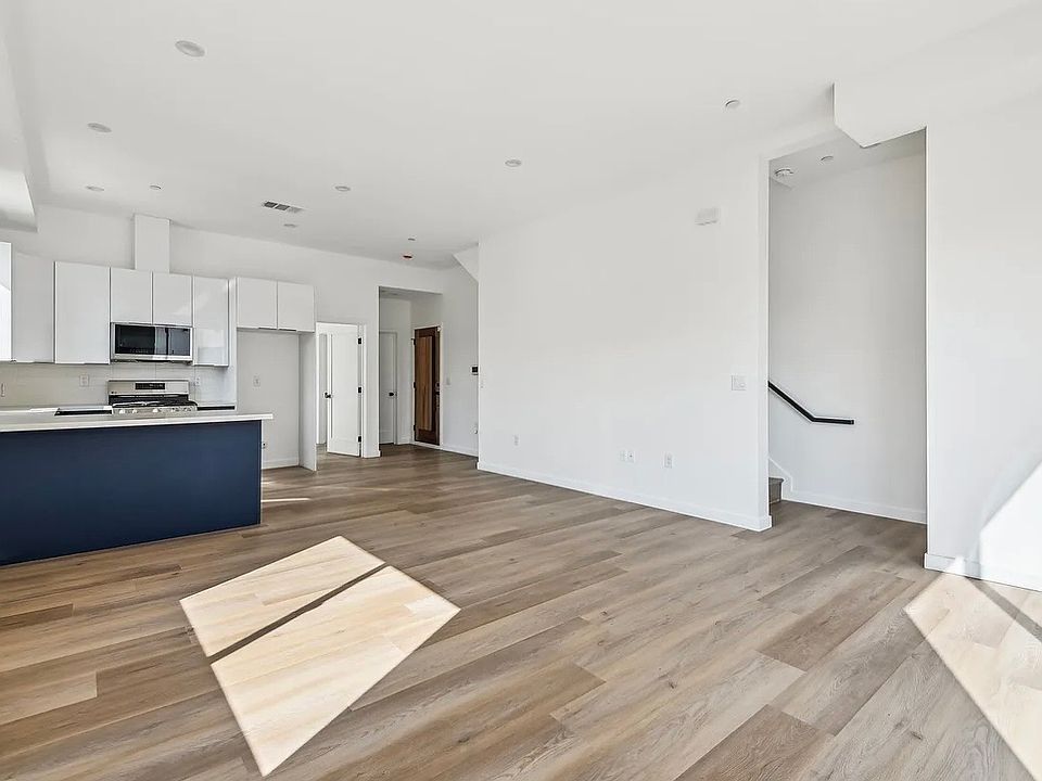 1st image of 2919 S Burnside Ave #1