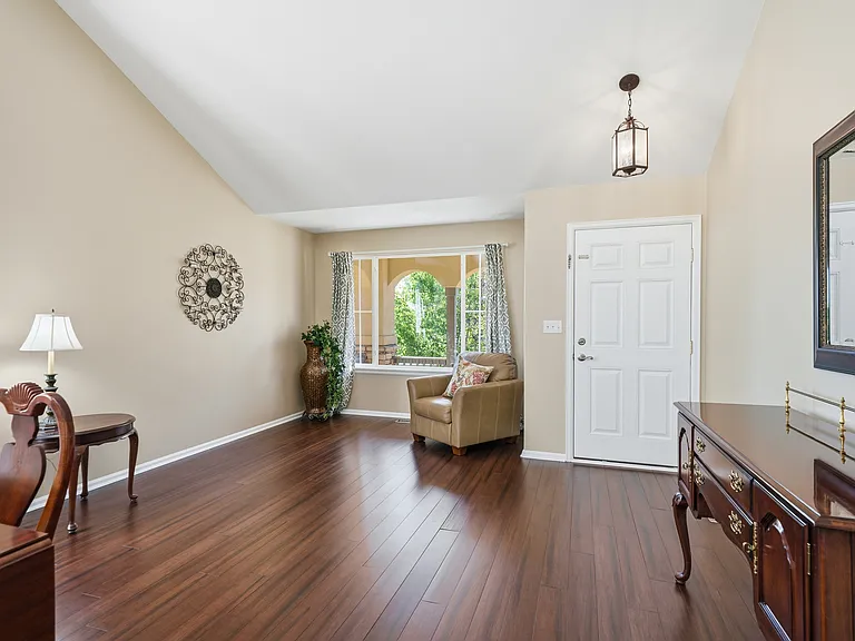 4579 Laurelglen Ln — Photo 2