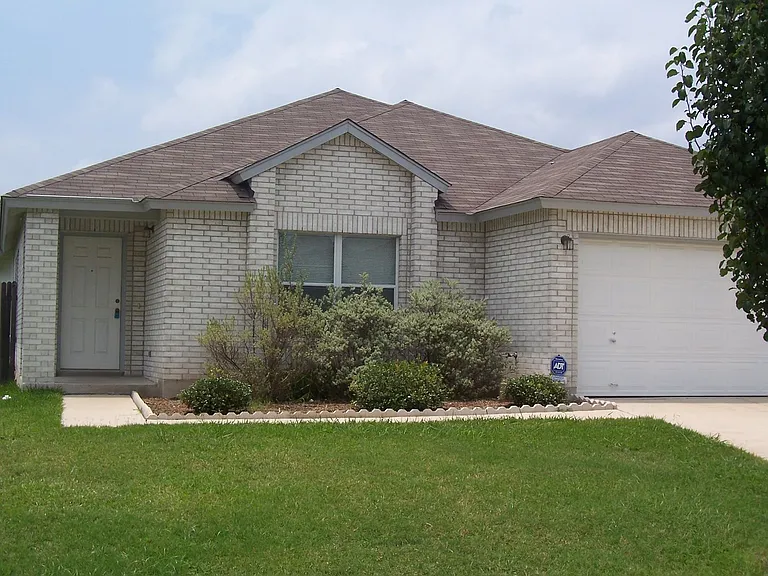 313 Edgewood Cv — Photo 1