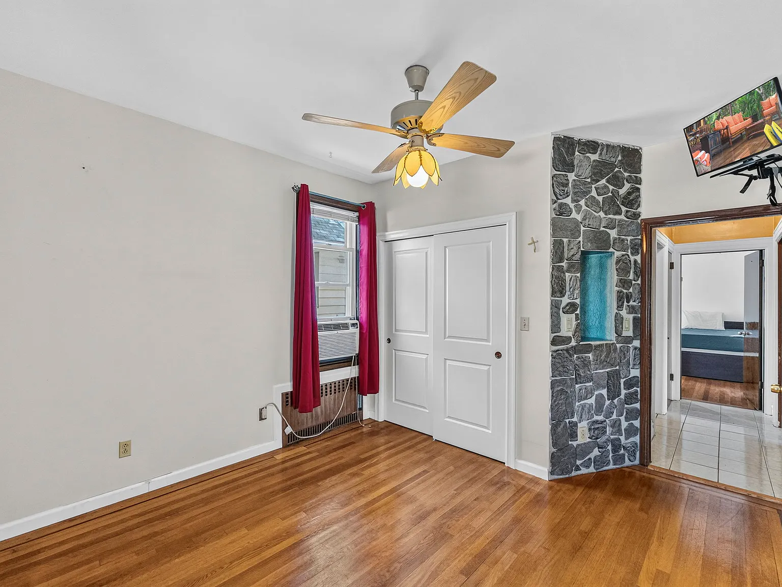 5 bed, 2000 sqft, $5,000 — Photo 3