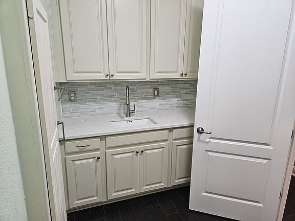 4th image of 544 Enrede Ln