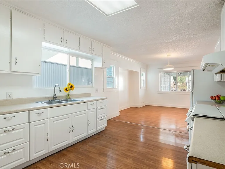 1125 N Heliotrope Dr — Photo 7
