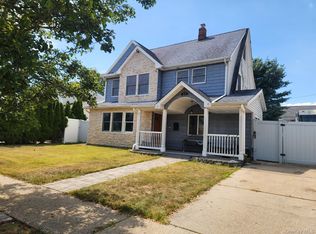 20 Wood Ln, Levittown, NY 11756