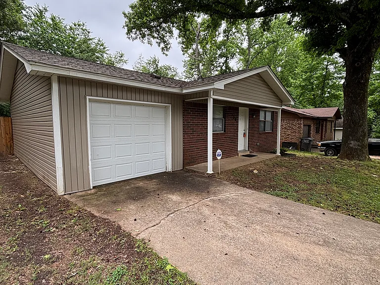 1301 Liberty Dr — Photo 3