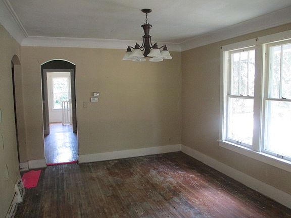 3rd image of 1118 N Clay St