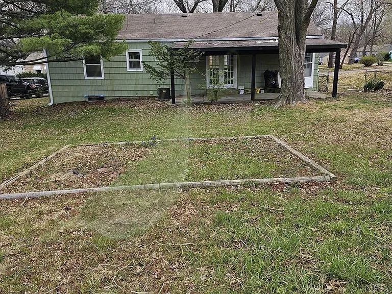 302 N Peck Dr — Photo 5
