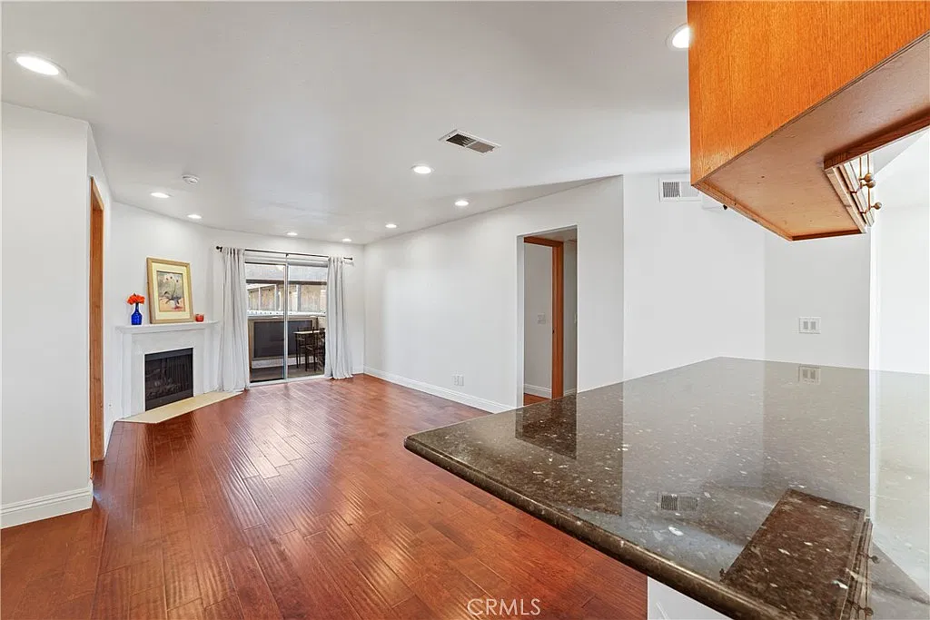 2 bed, 1046 sqft, $2,700 — Photo 3