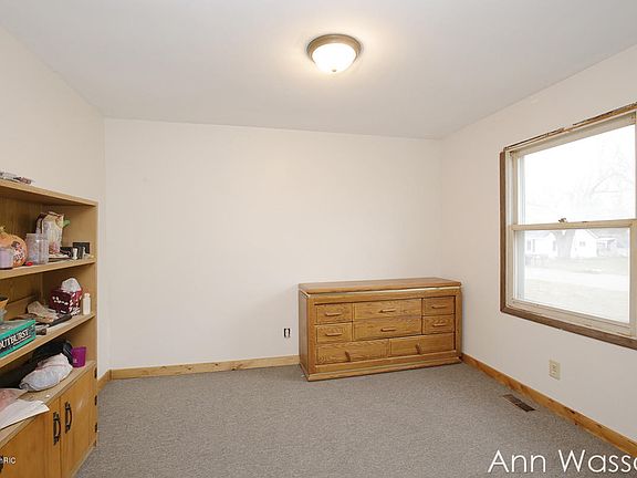 5th image of 261 S 5th St NE