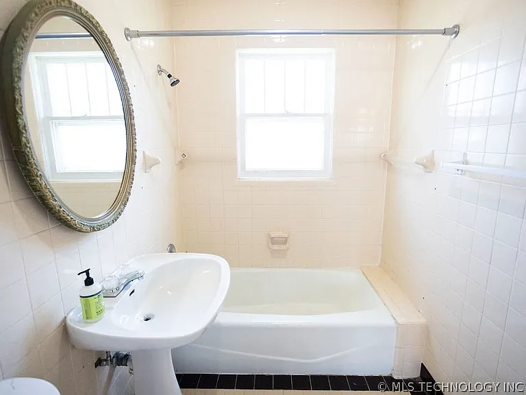 1147 S Florence Ave — Photo 48