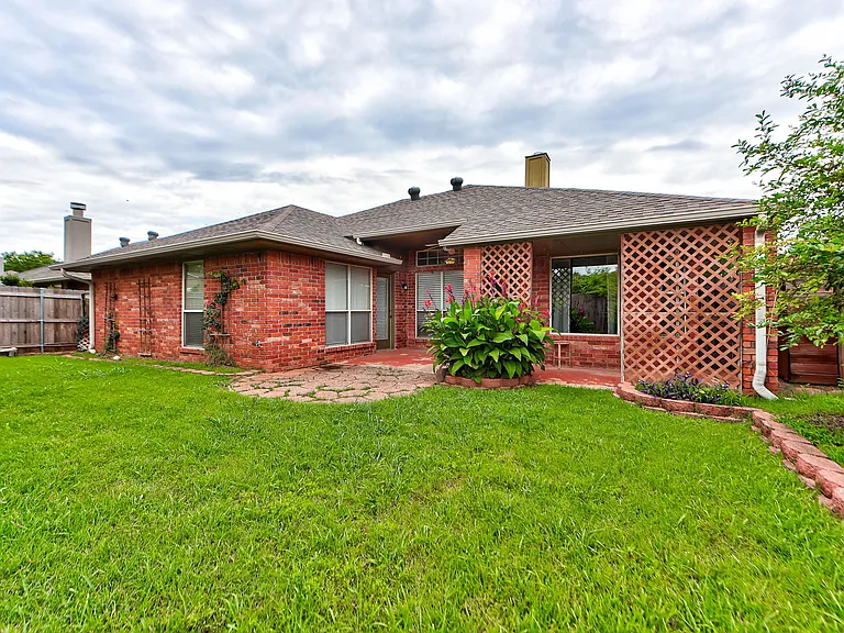2912 Edinburg Dr — Photo 42