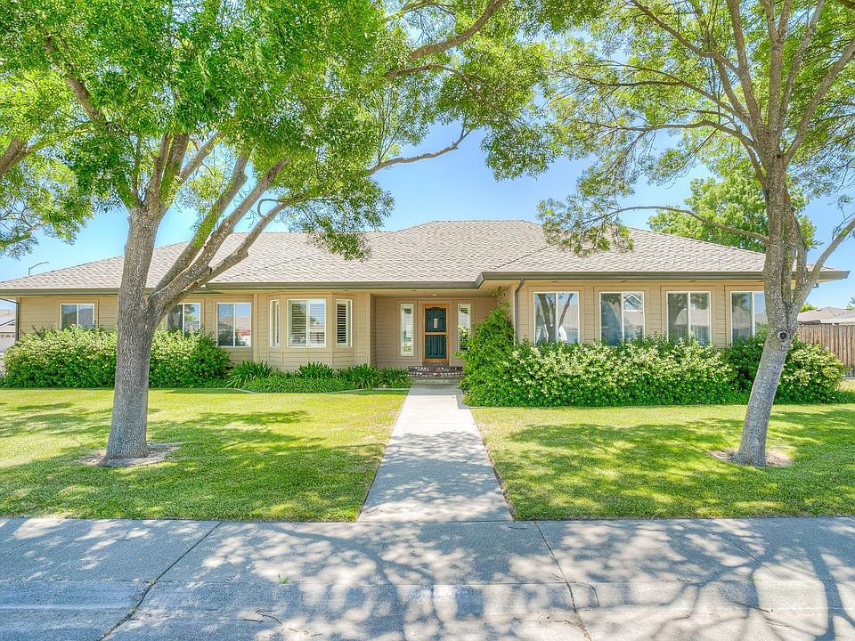 1st image of 205 Country Club Dr