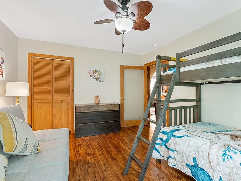 Laurene Dr — Photo 17