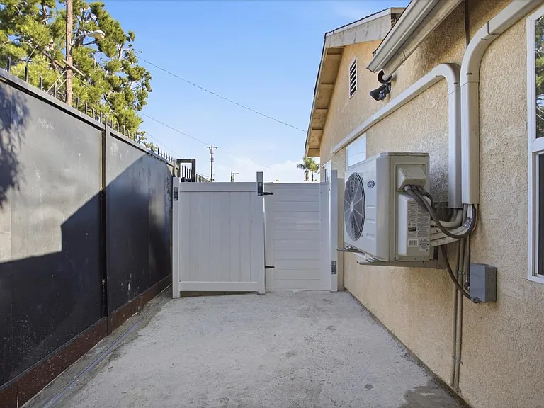 7542 White Oak Ave — Photo 19