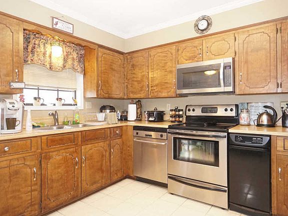 3rd image of 202 Wadsworth Dr