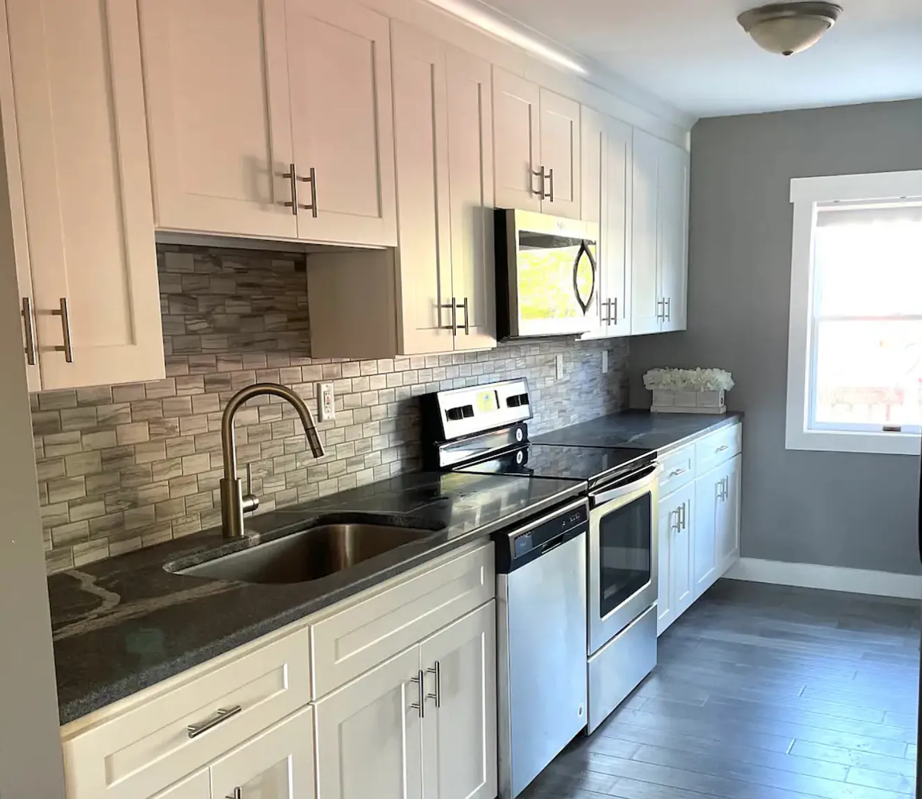 3 bed, 1200 sqft, $2,200 — Photo 1