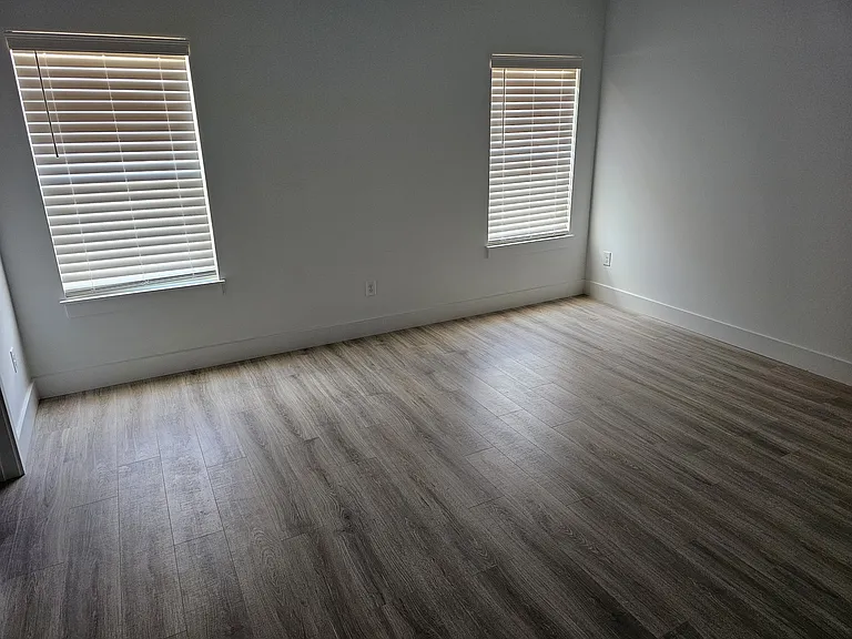 225 Essex Dr — Photo 10