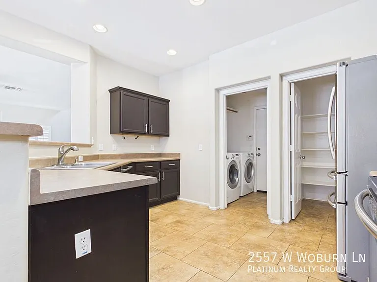 2557 W Woburn Ln — Photo 6
