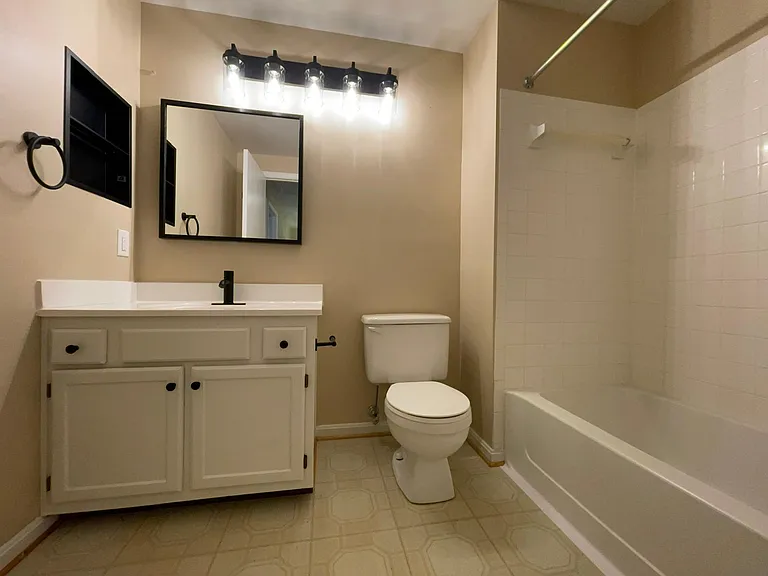 Second floor full bathroom