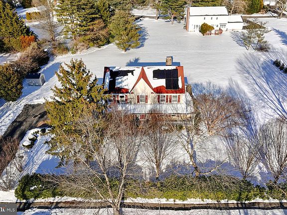 3rd image of 374 Village Rd E