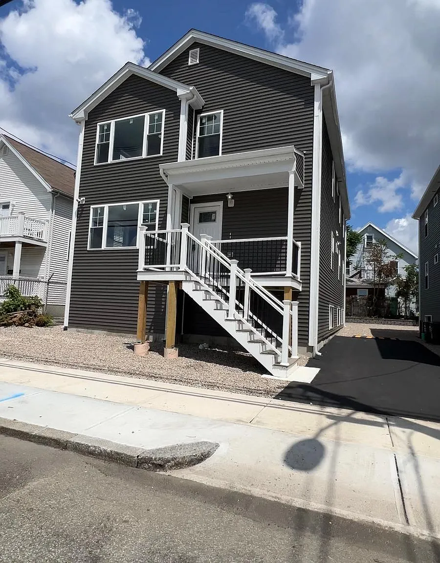 4 bed, $3,000 — Photo 1