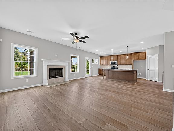 3rd image of 32 Heartland Blvd