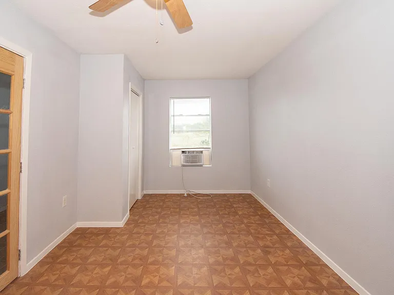 12525 N Interstate Highway 35 — Photo 12