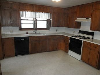 5th image of 628 6th St SE