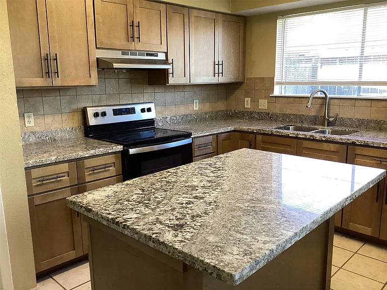 15831 Bazelbriar Ln — Photo 27