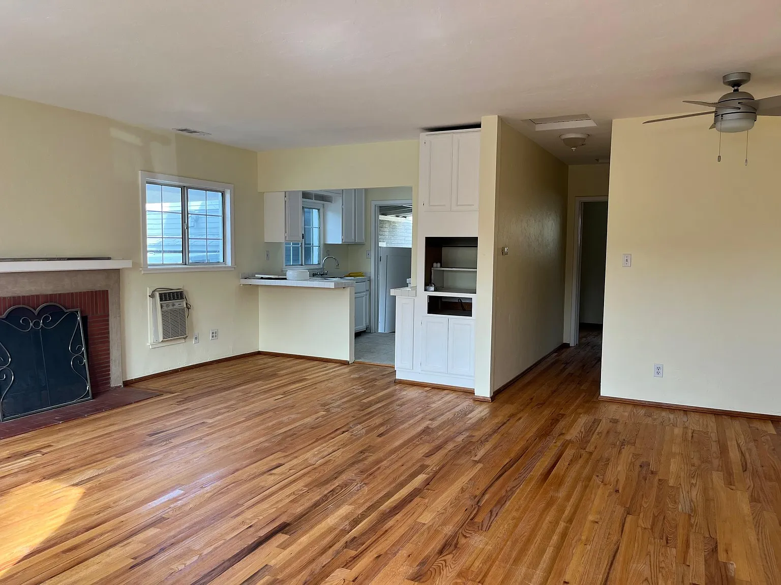 2 bed, 1.5 bath, 1200 sqft, $4,500 — Photo 3