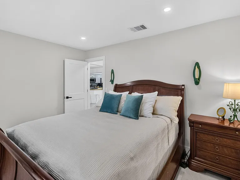 272 SW Fairchild Ave — Photo 23