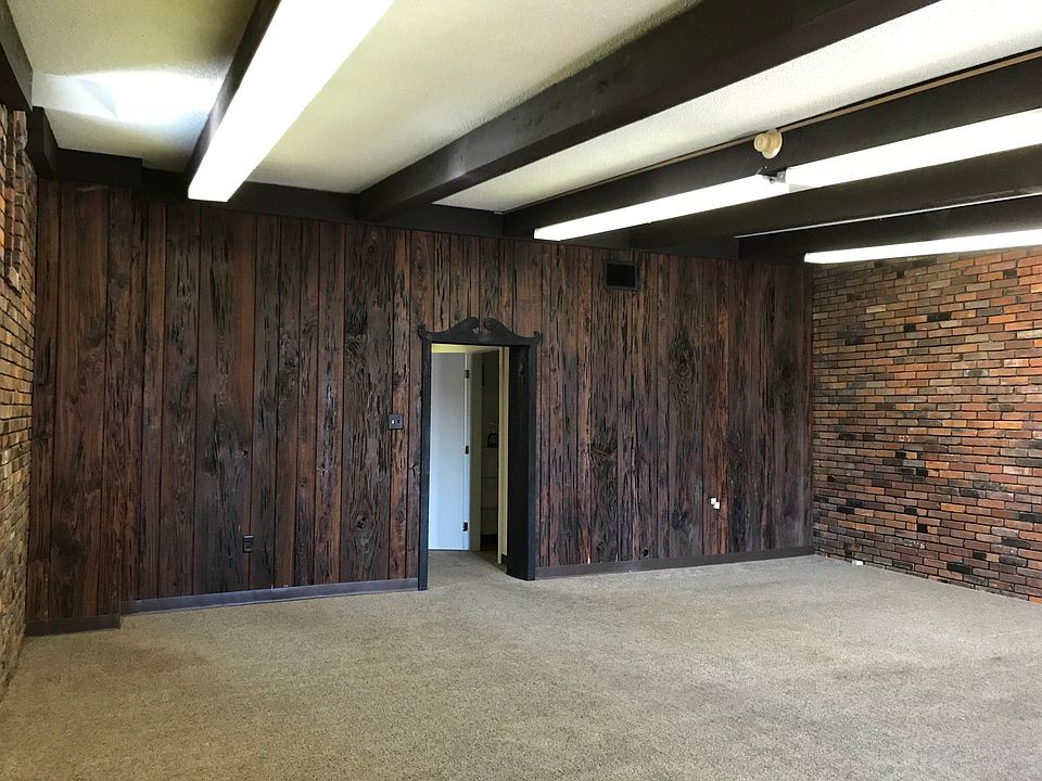 1st image of 411 Broadway St