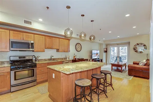 Sold by Nestseekers | media 6