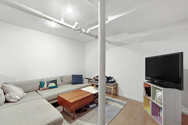 Rented by Charney Real Estate LLC | media 21