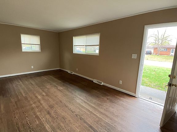 3rd image of 415 Kerry St