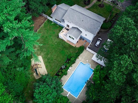 3rd image of 8 Cortland Ln