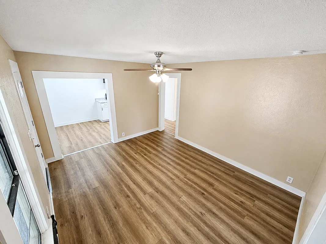 2 bed, 1.0 bath, 912 sqft, $1,300 — Photo 3