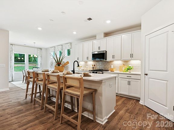 3rd image of 1081 Mapletree Ln