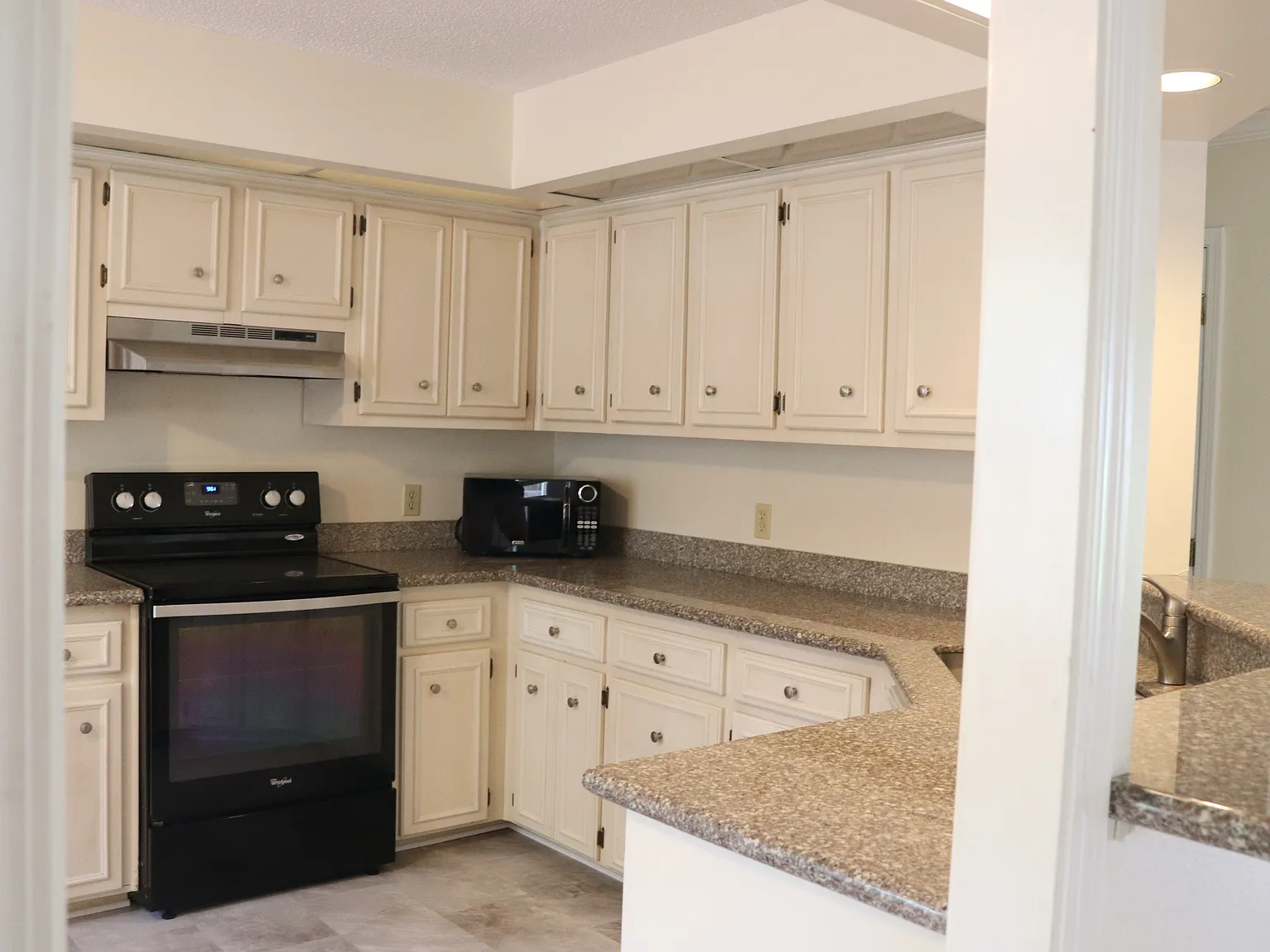 3 bed, 2.5 bath, 1752 sqft, $2,400 — Photo 4